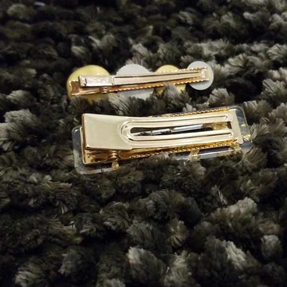 🎉SALE 3 SETS FOR $15 🎉 Hair clips - Picture 3 of 3